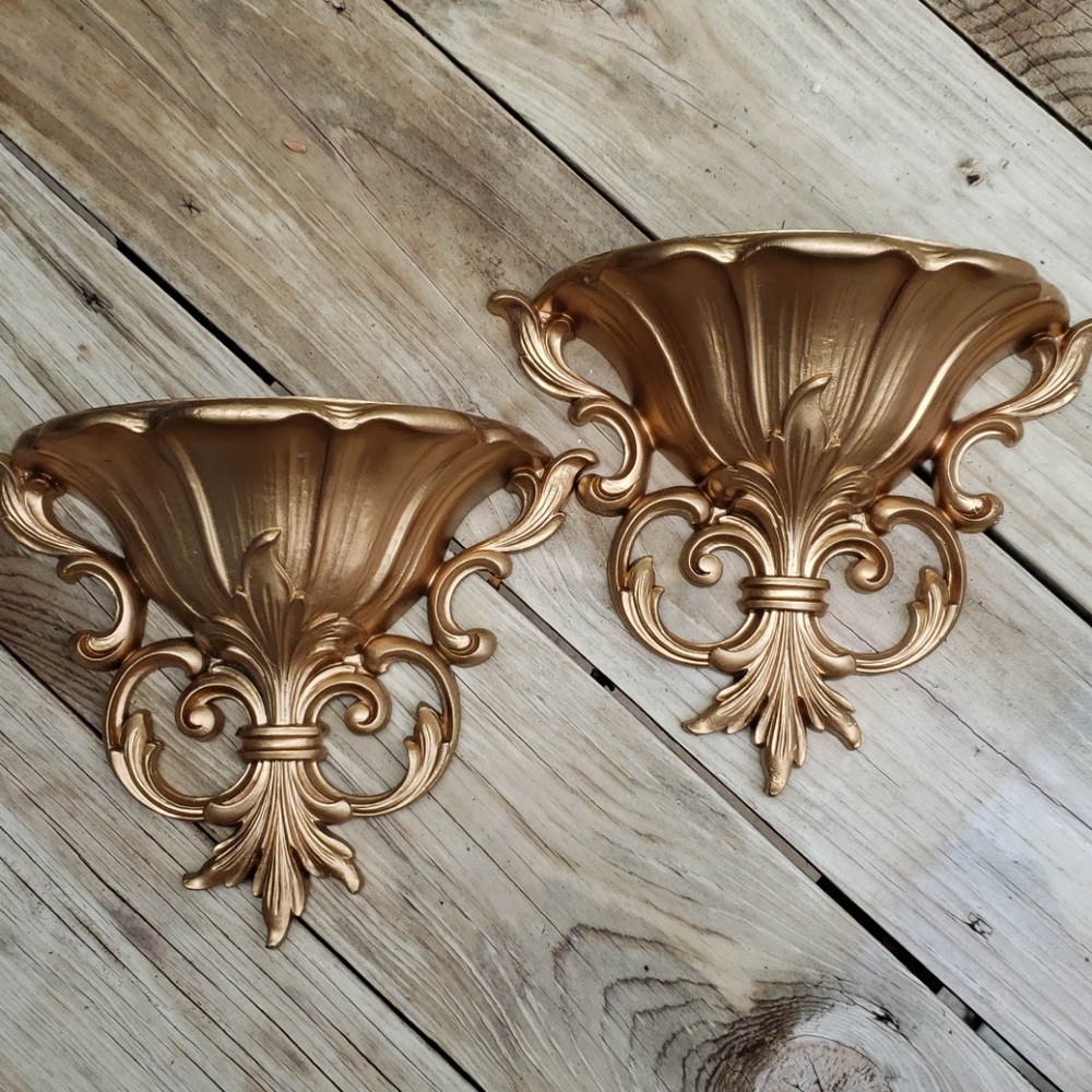 Gold wall decor accents